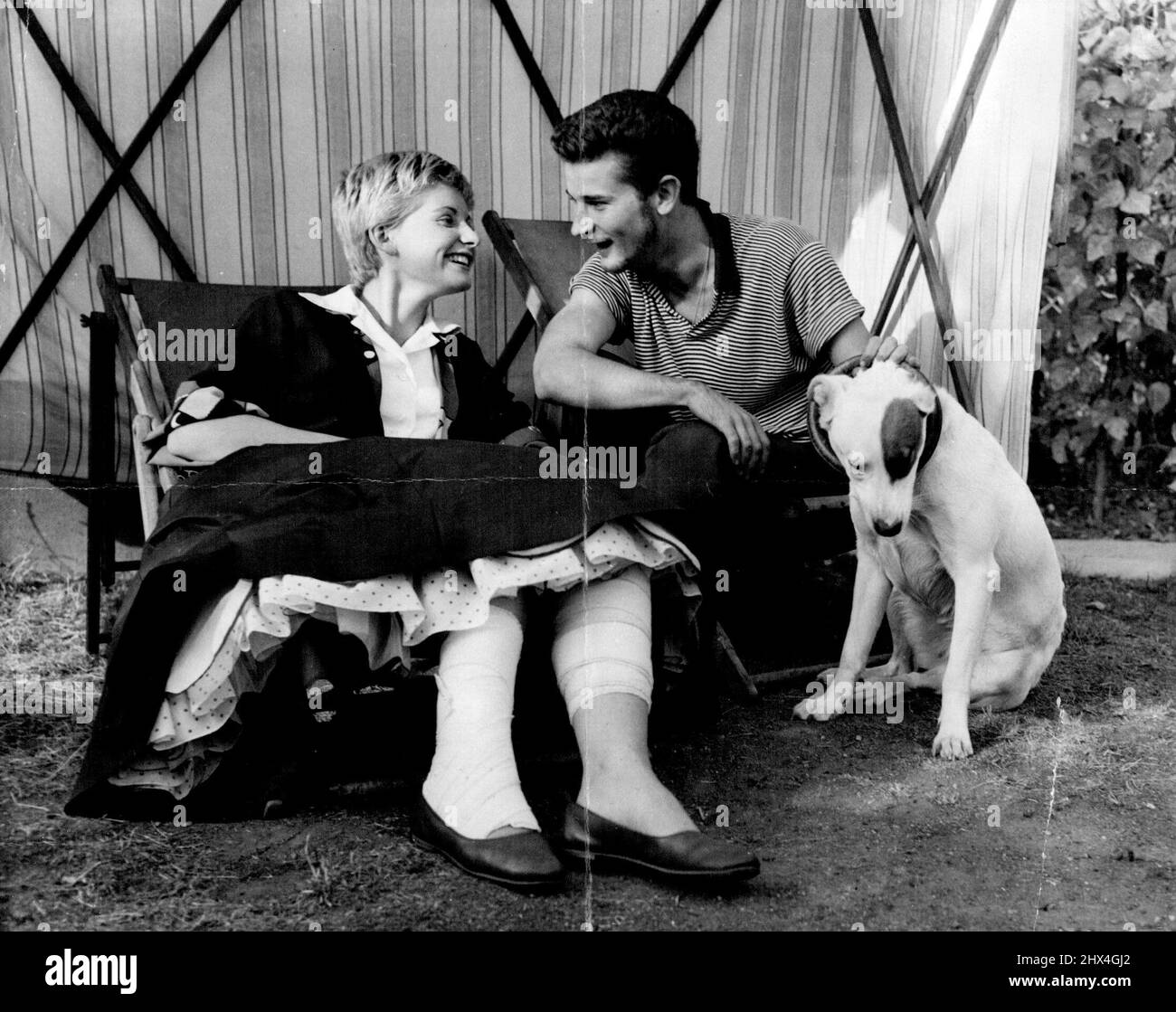 Jill Ireland leaves Hospital: Jill Ireland with her legs still in bandaged with a bearded Richard Lyon at her parents home. 19 year old starlett Jill Ireland, who with Richard Lyon was injured with Richard Lyon, son of Bebe Daniel and Ben Lyon, was injured in an car accident a couple of weeks ago left hospital today. August 06, 1955. Stock Photo