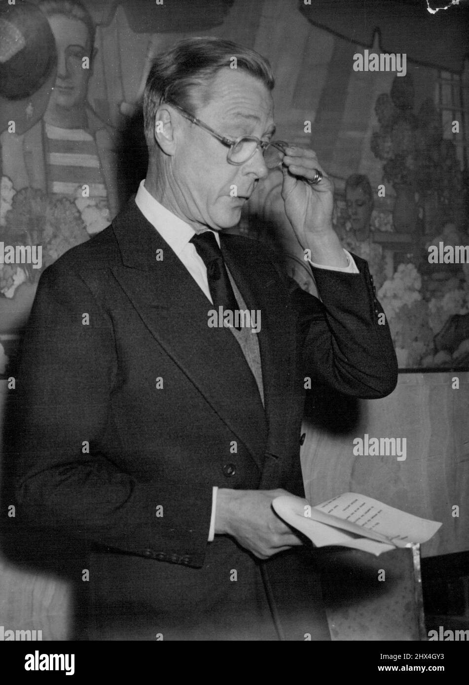The Duke of Windsor at Southampton The Duke of Windsor adjusts his spectacles during the press conference he gave aboard the liner Queen Mary on his arrival at Southampton today February 13. He will be one of four Duke in the Funeral procession on Friday. In London, The Duke drove straight to Marlborough house to offer his sympathy to his mother, Queen Mary. March 02, 1953. (Photo by Associated Press Photo). Stock Photo