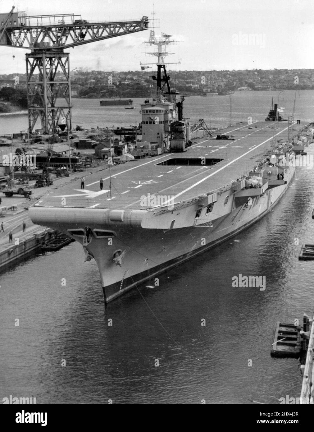 HMAS Sydney entering captain Cook Duck Prior to leaving for active ...