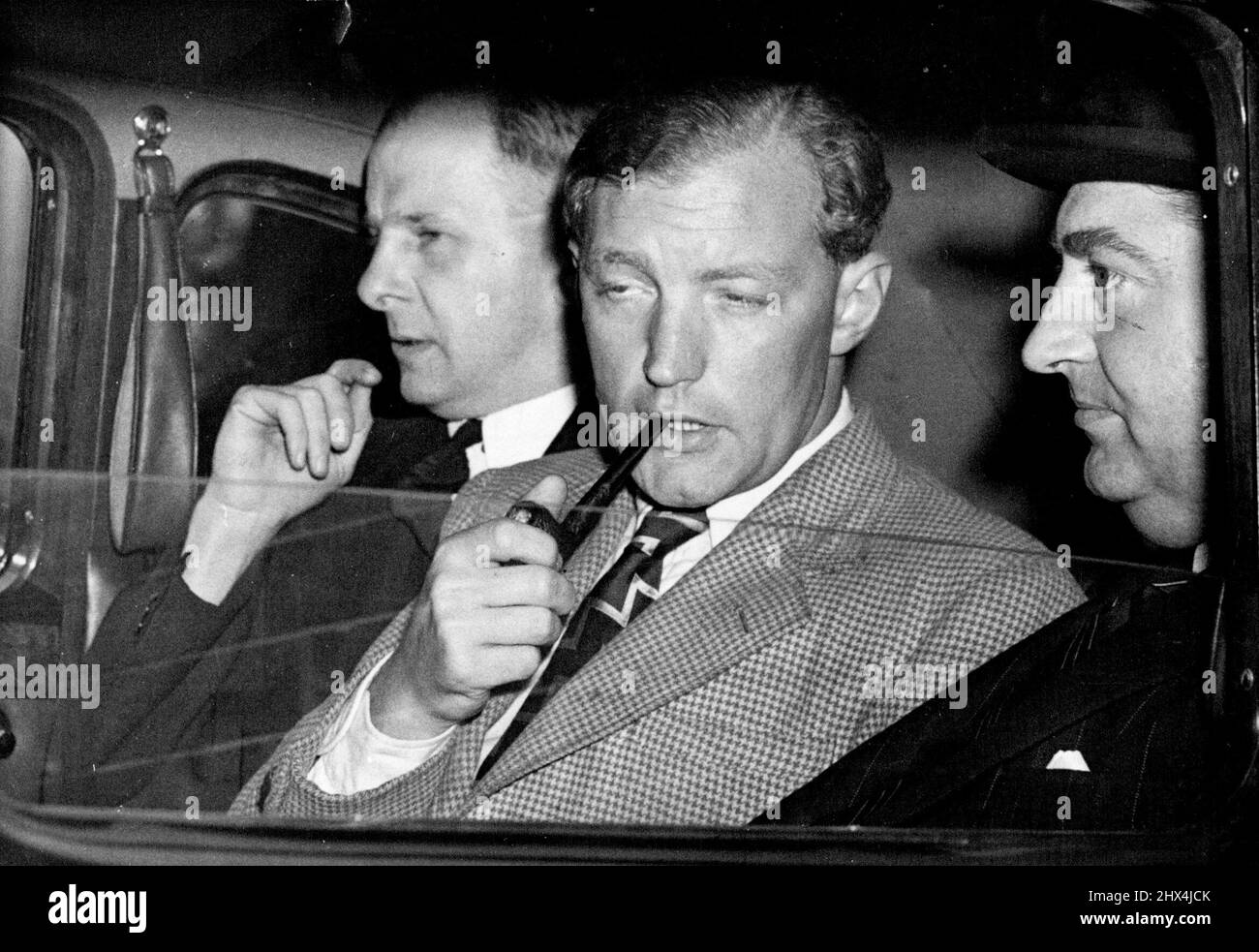 Important and Confidential Meno to Art Editors - Heath seated between two police officers in the car in which he left West London Police Court this morning (Tuesday).Attention is drawn to the following issued June 24th, 1946. Scotland Yard has asked us to circulate the following Message :- In connection with the death of Margery Gardner on the night of 20/21 June the Commissioner  of Police of the Metropolis Requests Editors Kindly to Refrain from Publishing any photograph of Neville George Clevely Heath as Publication will Seriously Prejudice and Subsequent Court Proceedings. Neville George C Stock Photo