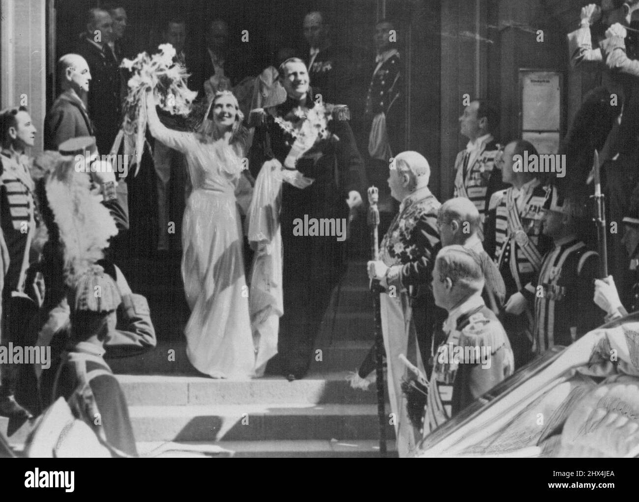 Die Dänisch-Schwedische Fürsten - hochzeit in Stockholm. Das Brautpaar erscheint nach dem Trauungsakt am portal Der Kirche, Von Der Bevölkerung jubelnd Begrüsst. July 8, 1935. Stock Photo