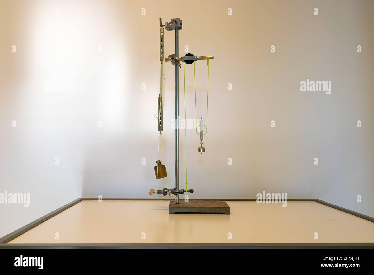 System of pulleys, ropes and weights on a tripod. Used in physics class to demonstrate the concept of 'forces' in mechanics. Stock Photo