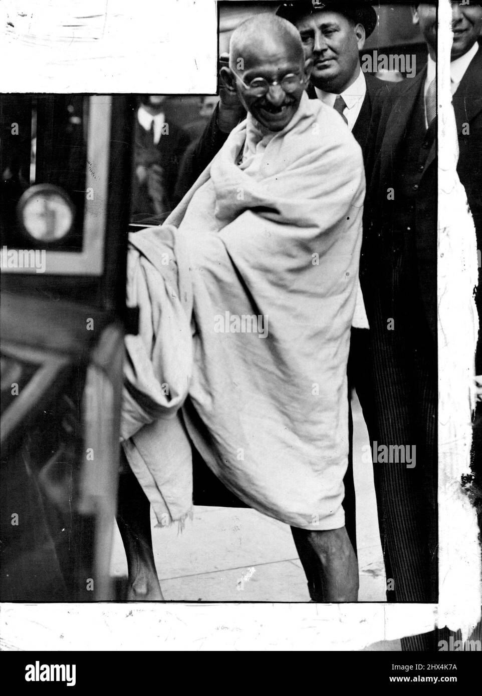 That Smile of Freedom! Gandhi leaving after his interview with Sir Samuel Hoare. October 23, 1930. (Photo by Daily Mirror). Stock Photo