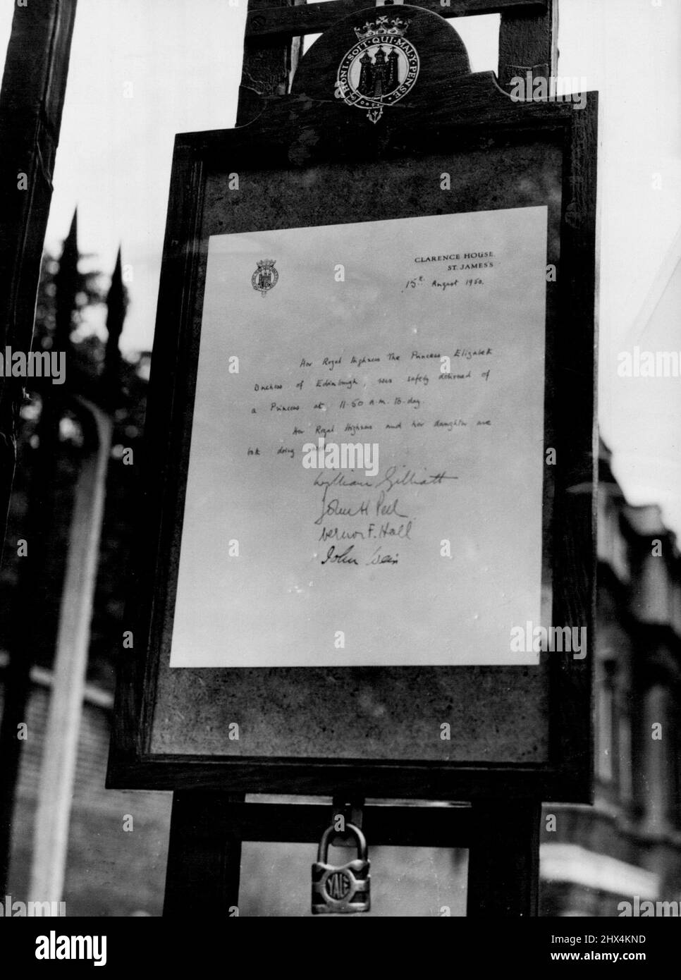 Records Birth Of Princess - This notice, pinned to the gates of Clarence House, London, Announces the birth of a daughter to Princess Elizabeth Aug. 15. Headed 'Clarence House, St. Jame's,' and dated 15th August 1950, it reads 'Her Royal Highness the Princess Elizabeth, was safely delivered of a Princess at 11.50 AM (British Time) today. Her Royal highness and her daughter are both doing well'. It is signed, from top to bottom, by Sir William Gilliatt, The Princess's Gynaecologist: John H. Peel, Vernon F. Hall and Sir John Weir, The Royal Family's physician. The baby was the first Royal child Stock Photo