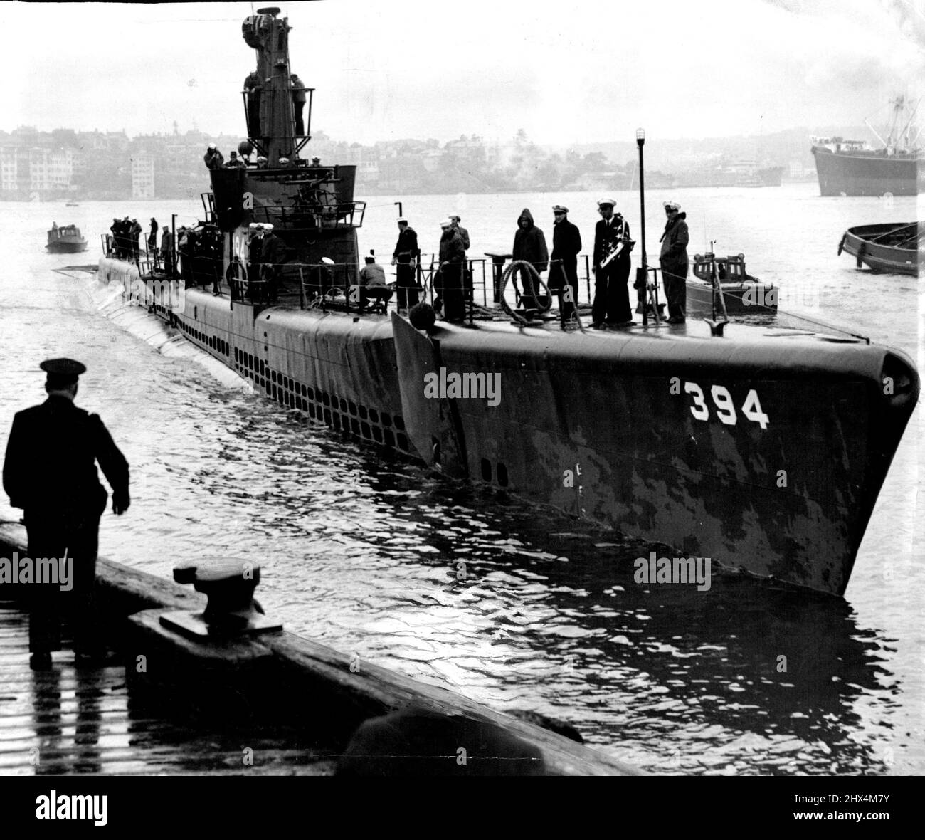 US Submarine Razorback arrives in Sydney on a cruise of the Pacific. The sub. berthing at no 4 West Circular Quay where it will remain until Friday. Public inspection will be on each day from 1pm to 4pm. The sub. which is 300ft long was built in 1944 and carries a crew of 65 officers & men. December 15, 1947. Stock Photo