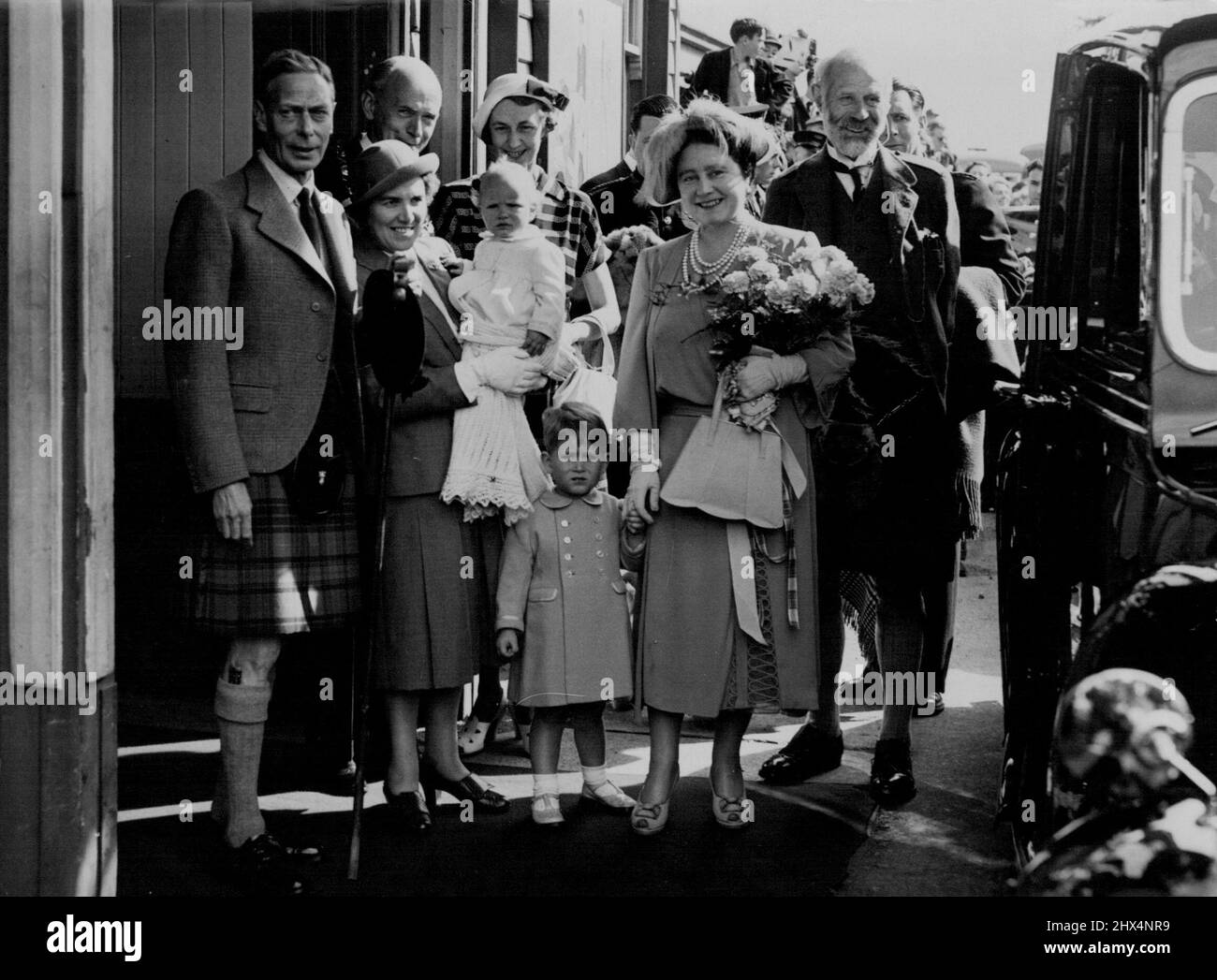 A Family Gathering To Celebrate The Queen's Birthday The King and Queen with Prince Charles and Princess Anne seen on their arrival at Balmoral, Scotland, where Her Majesty's birthday is being celebrated in a family party this weekend. His Majesty has been making a resolute fight against ill-health and will continue his convalescence in Scotland. August 5, 1951. (Photo by Paul Popper, Paul Popper Ltd.). Stock Photo
