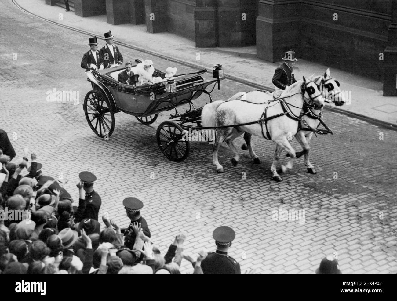 King And Queen at Divine Service: The King and Queen, accompanied by the princesses, arriving at St. Giles' Cathedral. Their Majesties the King and Queen, accompanied by Princess Elizabeth and Margaret Rose, yesterday attended divine service at St. Giles' Cathedral, Edinburgh, at the conclusion of their Scottish visit. July 12, 1937. (Photo by Topical Press). Stock Photo
