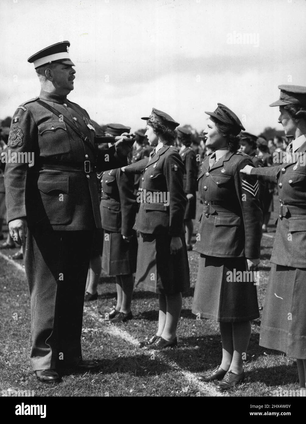 the-sergeant-major-s-on-parade-inspecting-member-of-the-women-s-royal