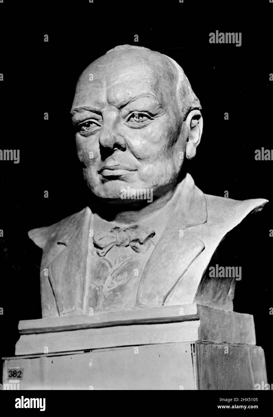 Royal Society Of British Artists Hold Winter Exhibition -- Called 'The Thinker', this head of Winston Churchill, is by Elsie March, R.B.A. and is exhibited at the Royal Society of British Artists Winter Exhibition at Suffolk st. galleries, Pall Mall. November 29, 1949. (Photo by FOX Photos). Stock Photo