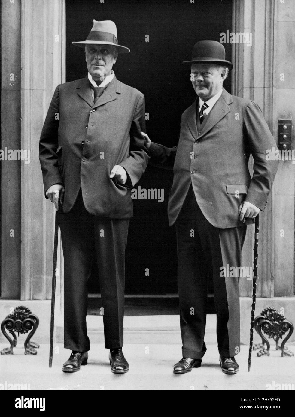 Today's Important Cabinet Meeting - Lord Sankey (left) and Lord Hailsham arriving at No. 10 Downing Street for this morning's important Cabinet meeting. September 5, 1933. (Photo by London News Agency Photos Ltd.). Stock Photo