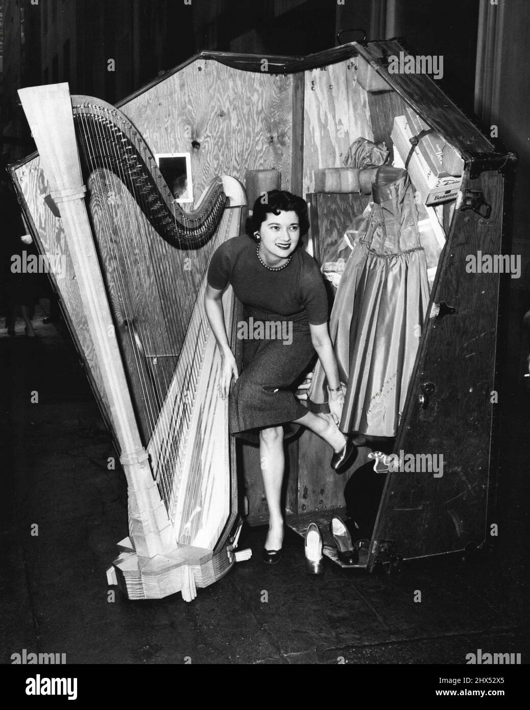 Carol Baum American Harpist. May 05, 1955. (Photo by The New York Times). Stock Photo