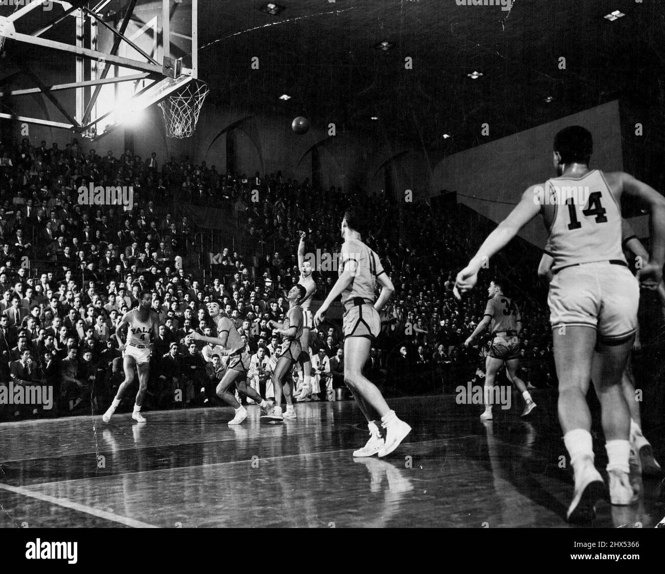 Vintage Basketball Game Crowd Hi res Stock Photography And Images Alamy vintage-basketball-game-crowd-hi-res-stock-photography-and-images-alamy