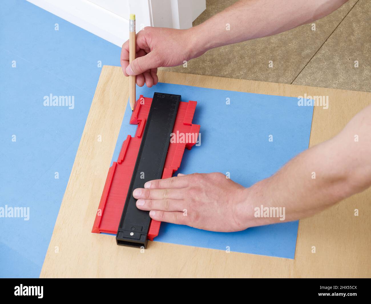 Laying vinyl tile floor cutting around corners using a profile