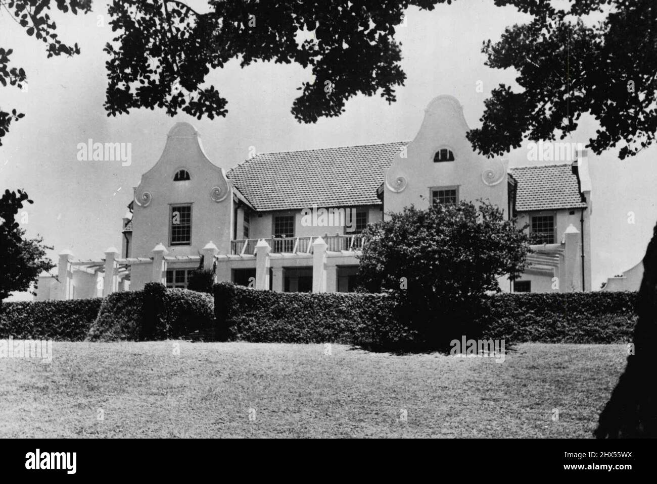 The King To Stay In Natal Photo Shows: Botha House, Umoni Park, Natal. An announcement from Buckingham Palace states that during his cruise in March and April, the King accompanied by the Queen and Princess Margaret, will stay a, for a short time at Botha House, in 2 southern Natal. Botha House, corresponding to Britain's Chequers, is the country residence of the Prime Minister of the Union of South Africa, and was presented to the Union by Sir Frank Reynolds, It is near 3 Umdoni, 50 miles south of Durban. January 17, 1952. (Photo by Sports And General Press Agency Ltd.) Stock Photo