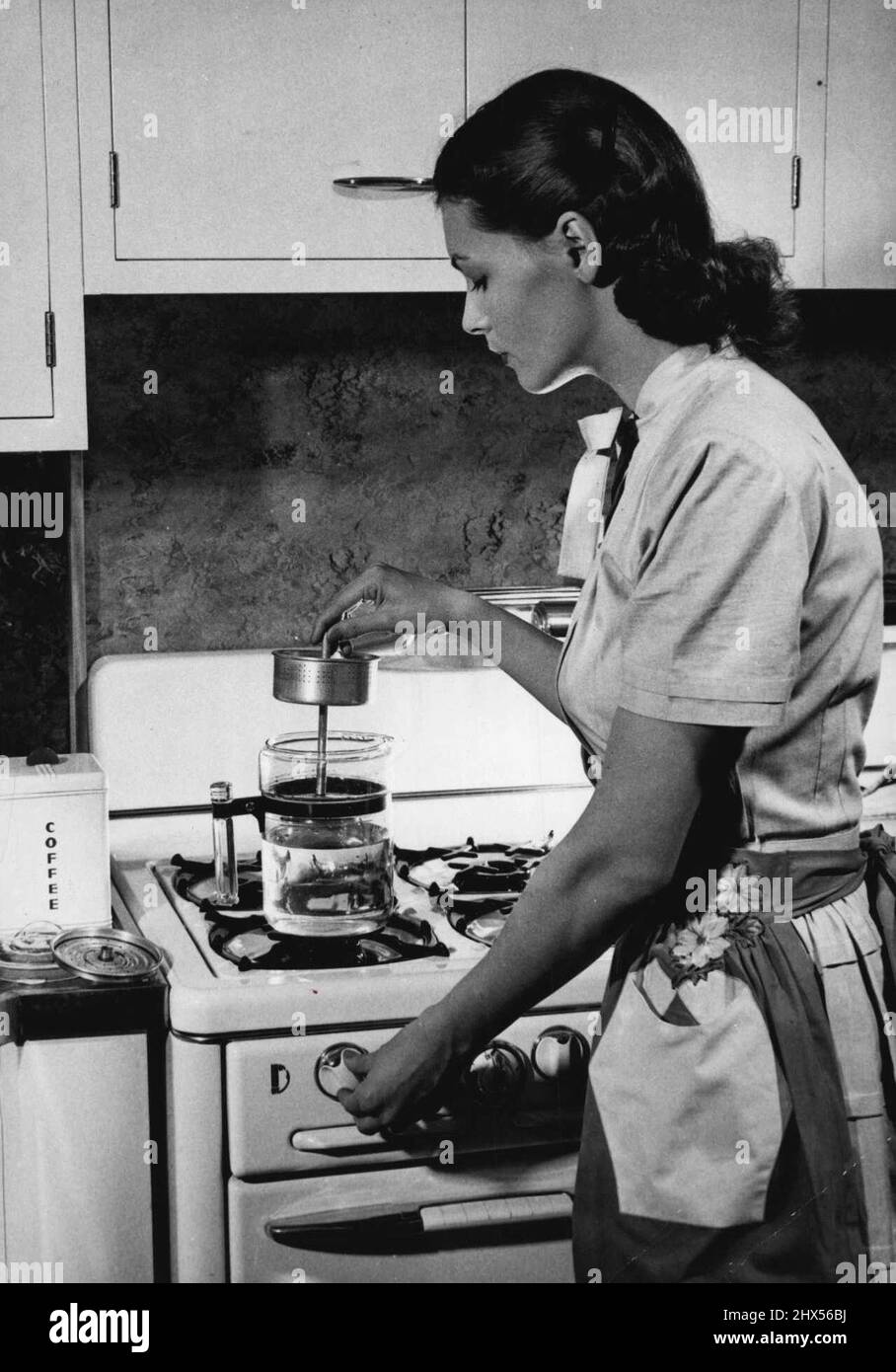 Kitchen woman stove archive hires stock photography and images Alamy