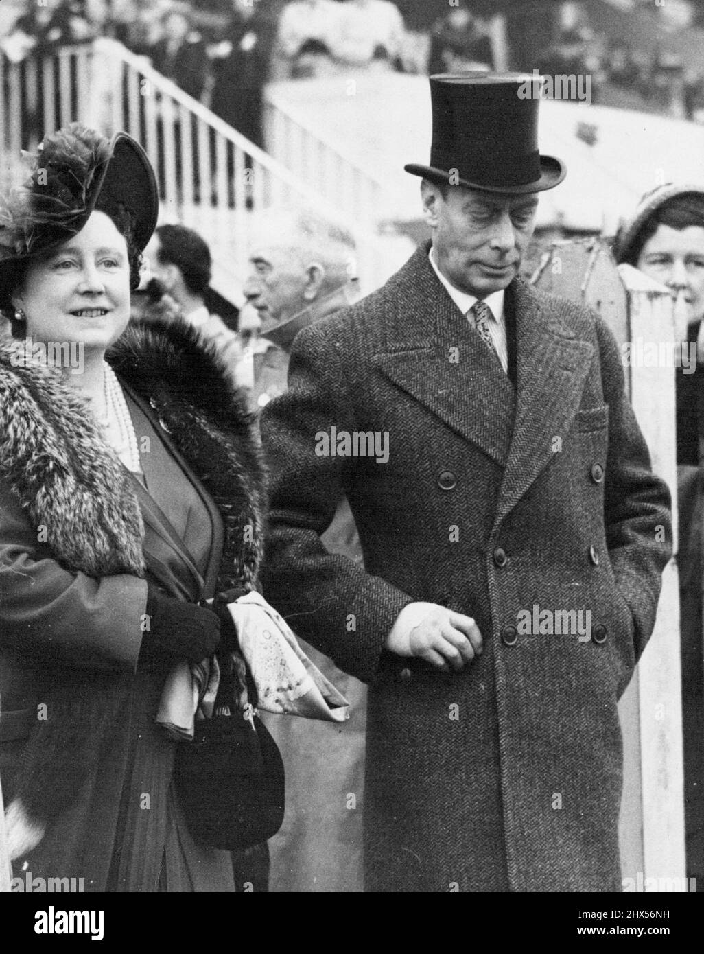 The King's Hand is Bandaged - The King and Queen, pictured here as they attended the Oaks stakes, run at Epsom, Surrey, today (Thursday). The King's right hand is bandaged. May 25, 1950. (Photo by Reuterphoto). Stock Photo
