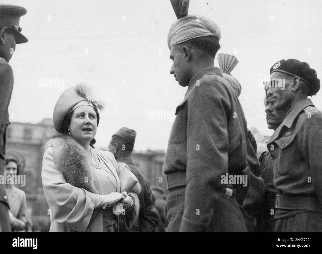 Royal Empire Day Garden Party ***** pows at Buckingham Palace. The Queen asking a very tall Indian soldier, selected by his officer to meet her Majesty, about his experiences as a prisoner of war. May 24, 1945. Stock Photo