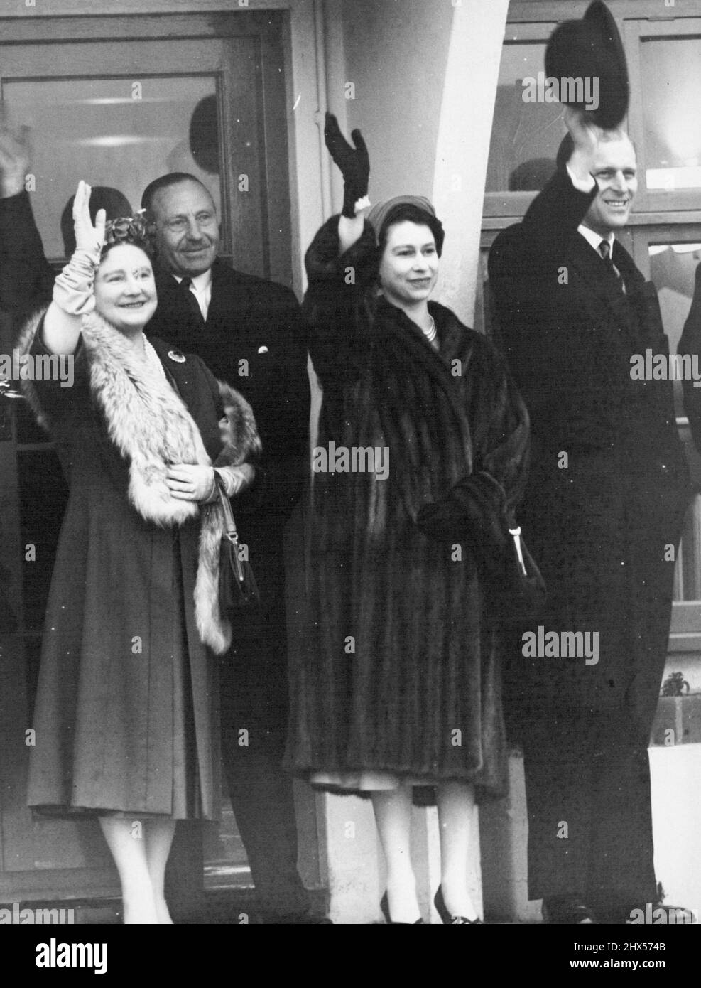 The Queen, the Queen Mother and the Duke of Edinburgh waving goodbye to Princess Margaret at London airport this afternoon. January 31, 1955. (Photo by Daily Mirror). Stock Photo