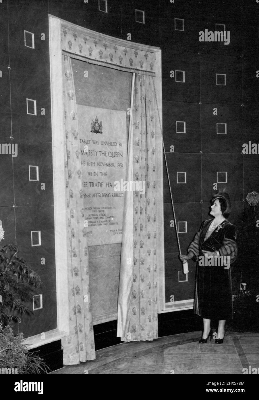 The Queen Opens Manchester's Rebuilt Free Trade Hall -- Her Majesty unveilling the tablet at the entrance to the rebuilt free Trade Hall in Manchester on Friday. Her Majesty the Queen performed the opening ceremony of the rebuilt free Trade hall in Manchester on Friday November 16th, unveiling a tablet at the entrance to Mark the event. November 19, 1951. (Photo by Fox Photos) Stock Photo