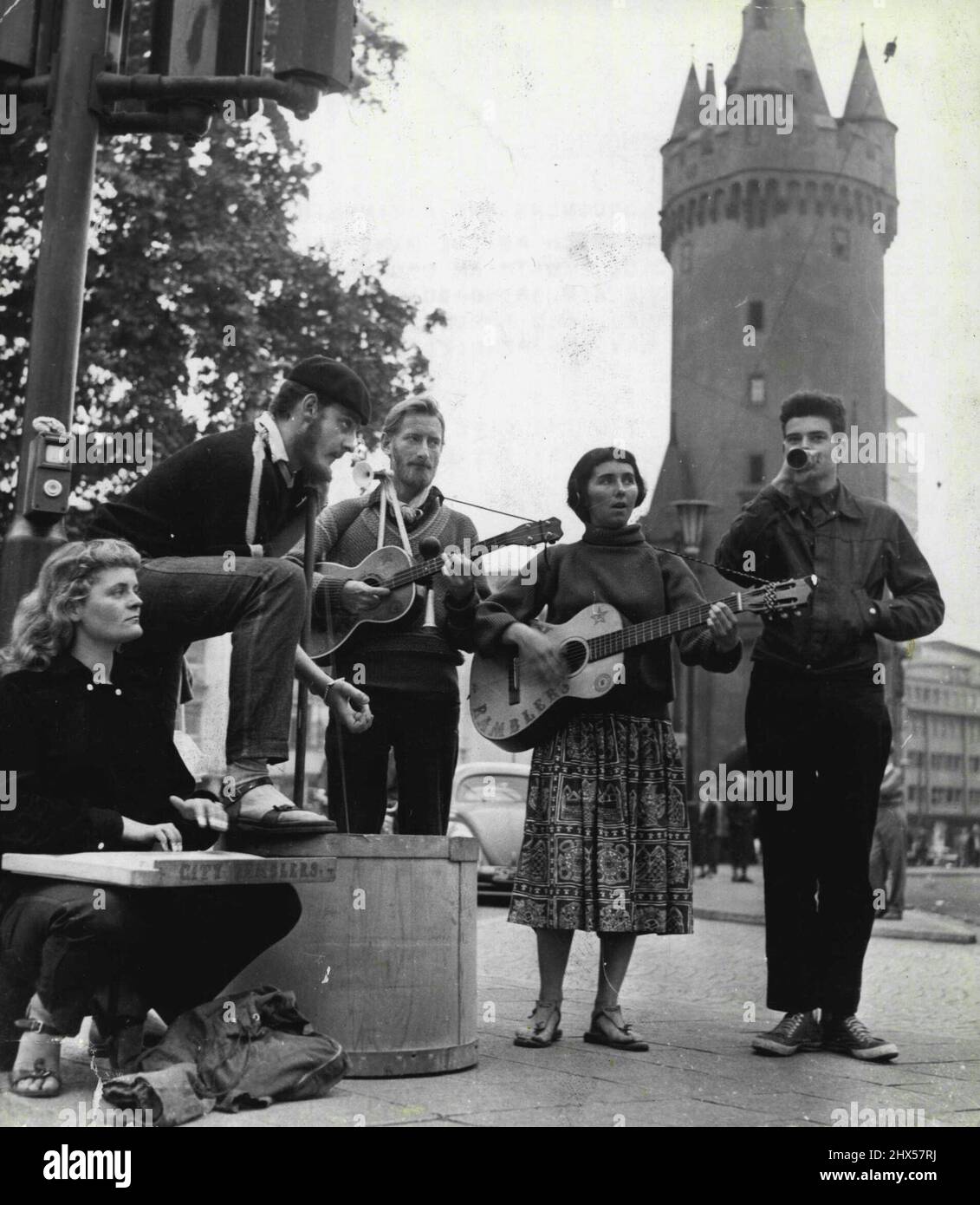 Wandering guitar hires stock photography and images Alamy