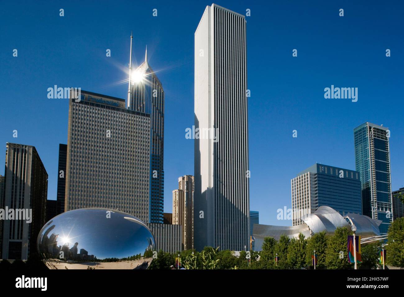 MILLENNIUM PARK CHICAGO SKYLINE ILLINOIS USA Stock Photo - Alamy