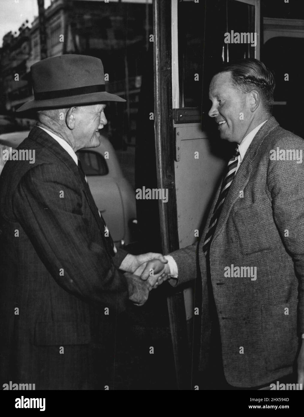 First person to greet M.C.C. Captain Fred Brown on his Arrival in Brisbane to day (22/11/50) was 61-Year-old Mr. A Tatlow, of Northgate, Brisbane. Mr. Tatlow came to Australia after the first world war and has met Every English Test team to visit Australia since then, He has also accompanied every Australian test team to England. January 01, 1950. (Photo by Courier-Mail). Stock Photo