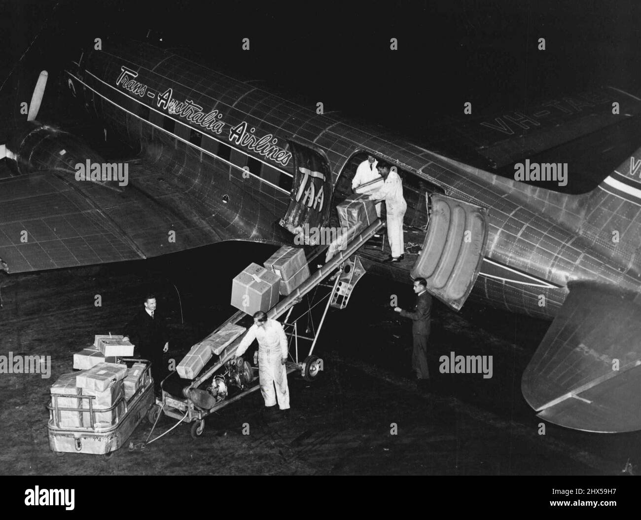Night Freighter Series: Loading freight into aircraft at Essendon ...