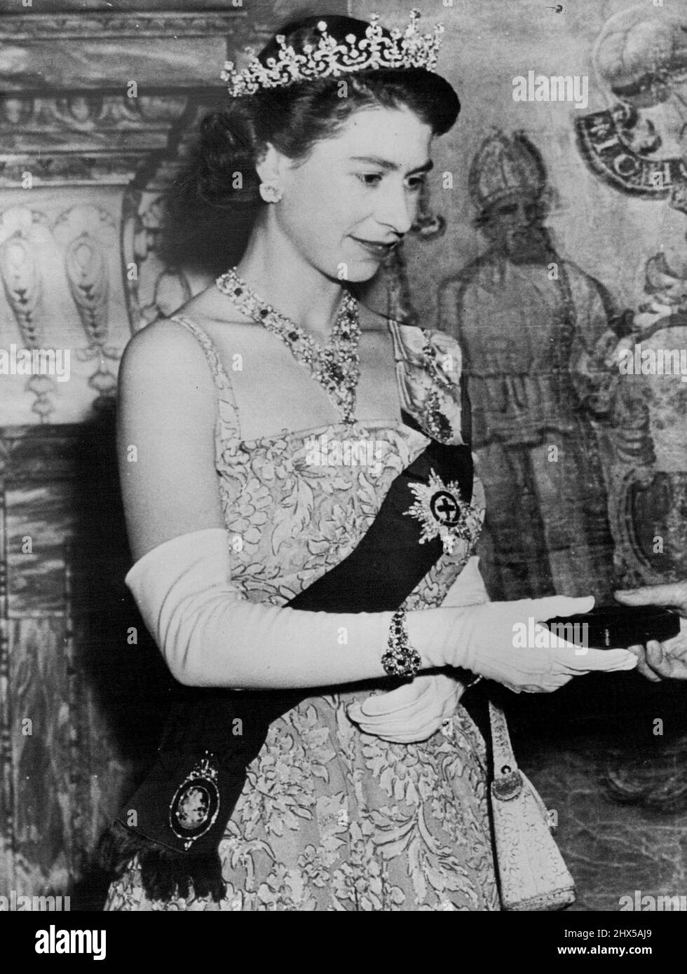 Queen Elizabeth 2 - Portraits - Wearing Crown & Tiara Etc. - Britain ...