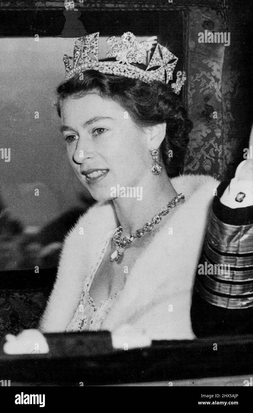 The Queen Opens Parliament -- A charming picture of the Queen taken during the drive from Buckingham Palace to the House of Lords. H.M. Queen Elizabeth accompanied by the Duke of Edinburgh drove in State from Buckingham Palace to the House of Lords, Westminster, to open the new session of Parliament. November 03, 1953. (Photo By Sports & General Press Agency Ltd.). Stock Photo