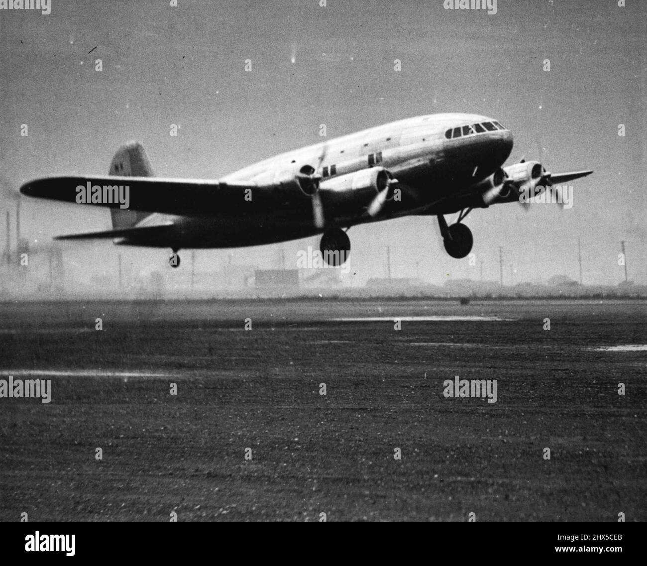 New Boeing Stratsphere Plane Receives Tests - Test pilot Edmund T. Allen takes the new Boeing stratoliner into the air for the first time during a series of short mops about the field here. These tests are preliminaries before the regular test flights and are designed to check the instruments and controls. January 2, 1939. (Photo by Wide World Photo). Stock Photo