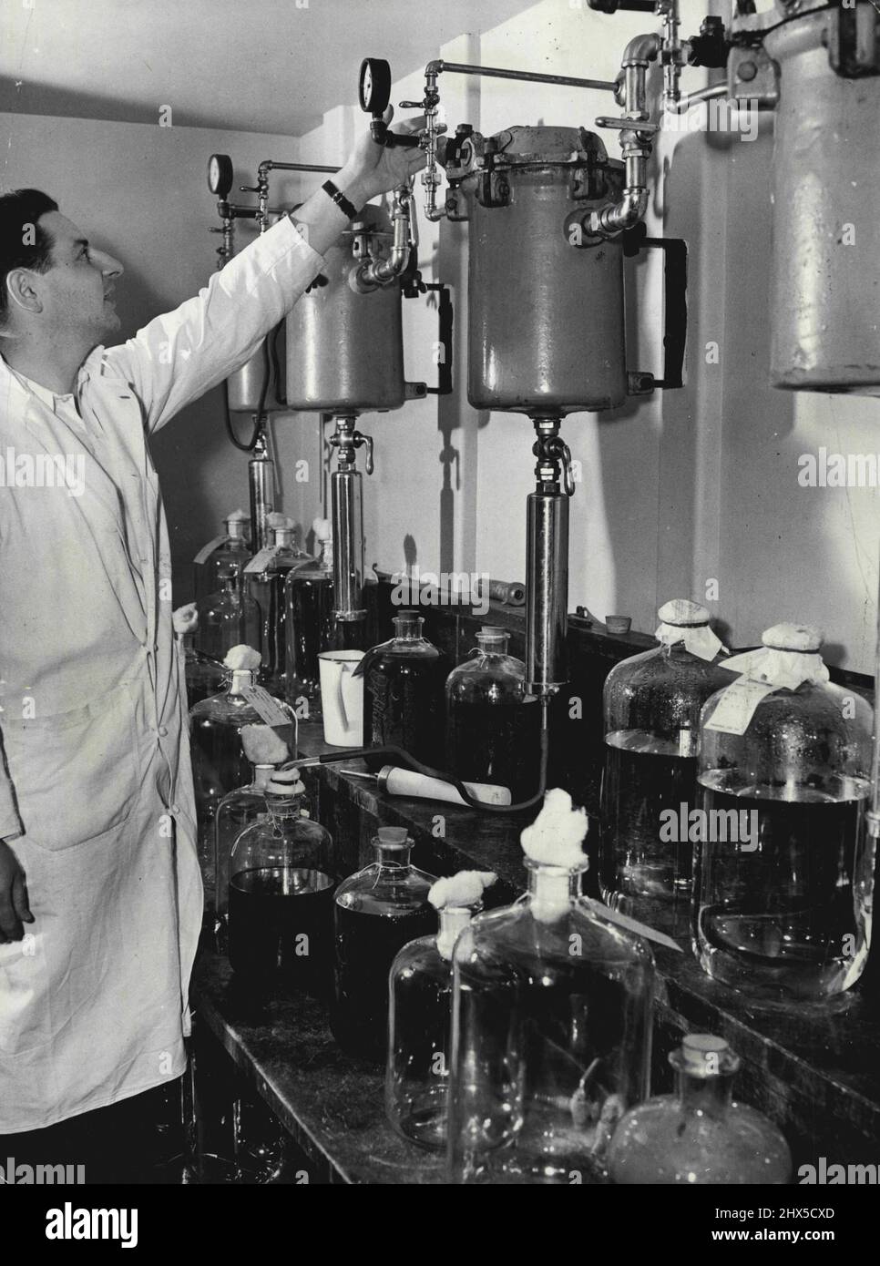 Laboratory Scenes Science. September 6, 1941. (Photo by International