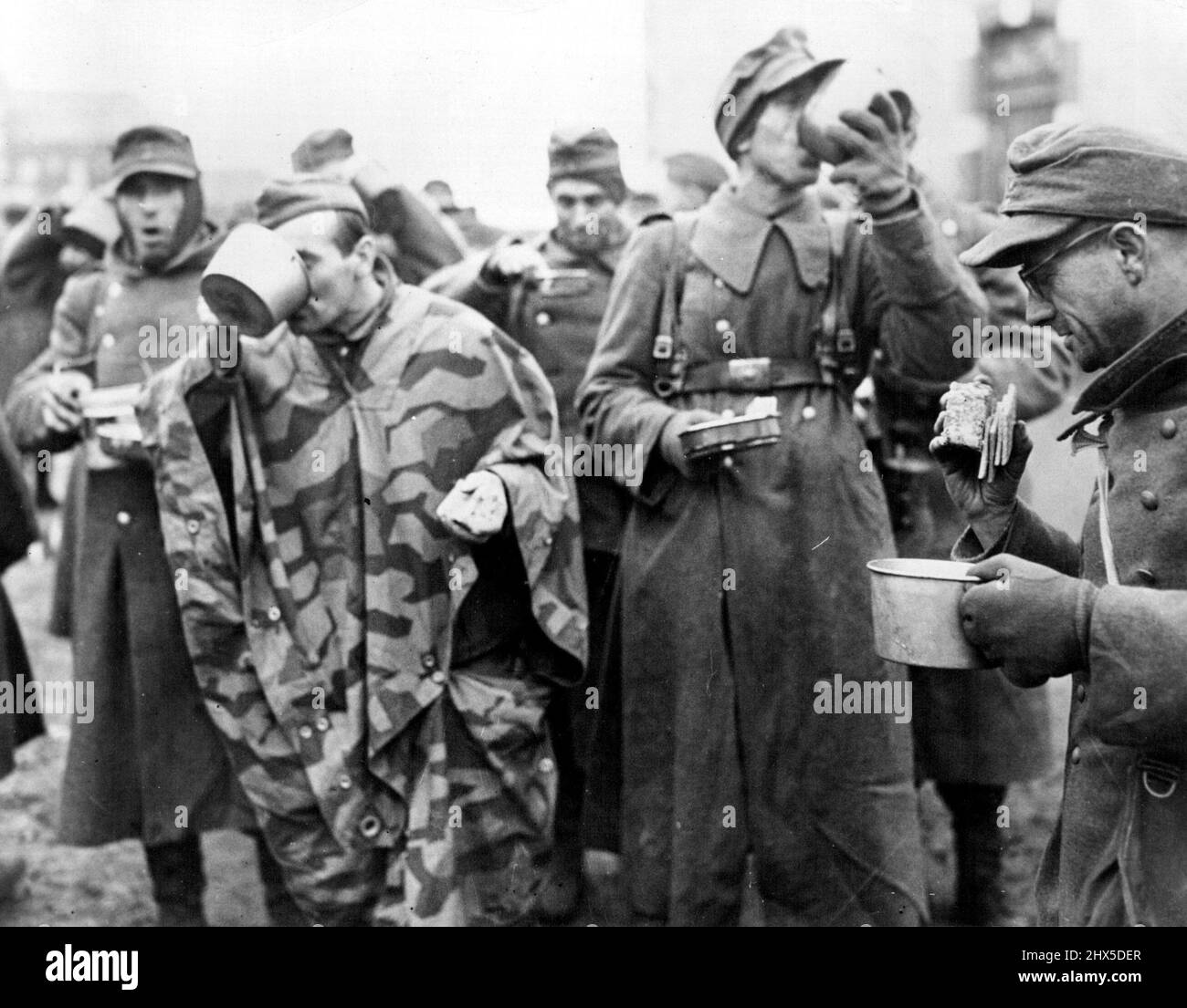 ミリタリー WWII German POW Camp 1944/45 U.S. Army C A German POW receiving a meal aboard an American ship, c. 1944