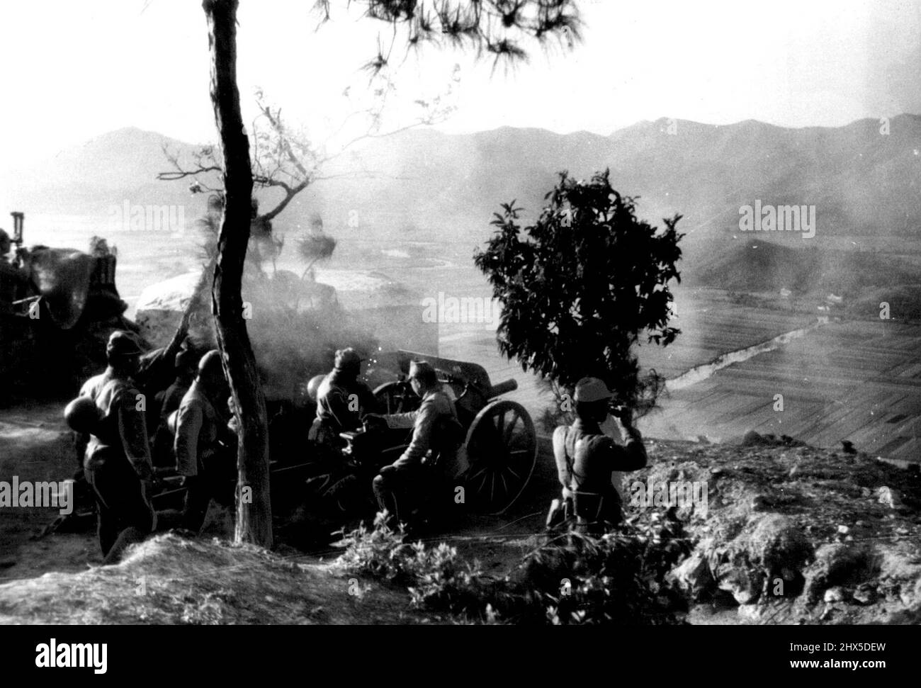 China Front... Japanese Gun Crops.... Active firing upon the enemy at Hsiaoshna, Chekiang Province, one of the most vital points of the Chiang Kai-shek's army, took a place by an unnamed gun unit of the Japanese troops. April 18, 1941. (Photo by The Domei News Photos Service). Stock Photo