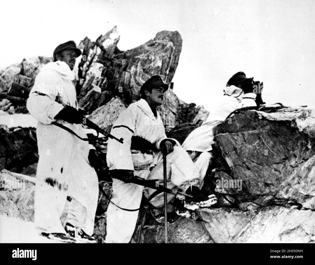 German Alpine troops In Northwest Caucasus - White-clad German Alpine Troops man an observation point in the Northwest Caucasus, says the German caption accompanying this photo which reached London from a neutral source. Their assignment is reconnaissance, not battle. January 7, 1943. (Photo by Associated Press Photo). Stock Photo