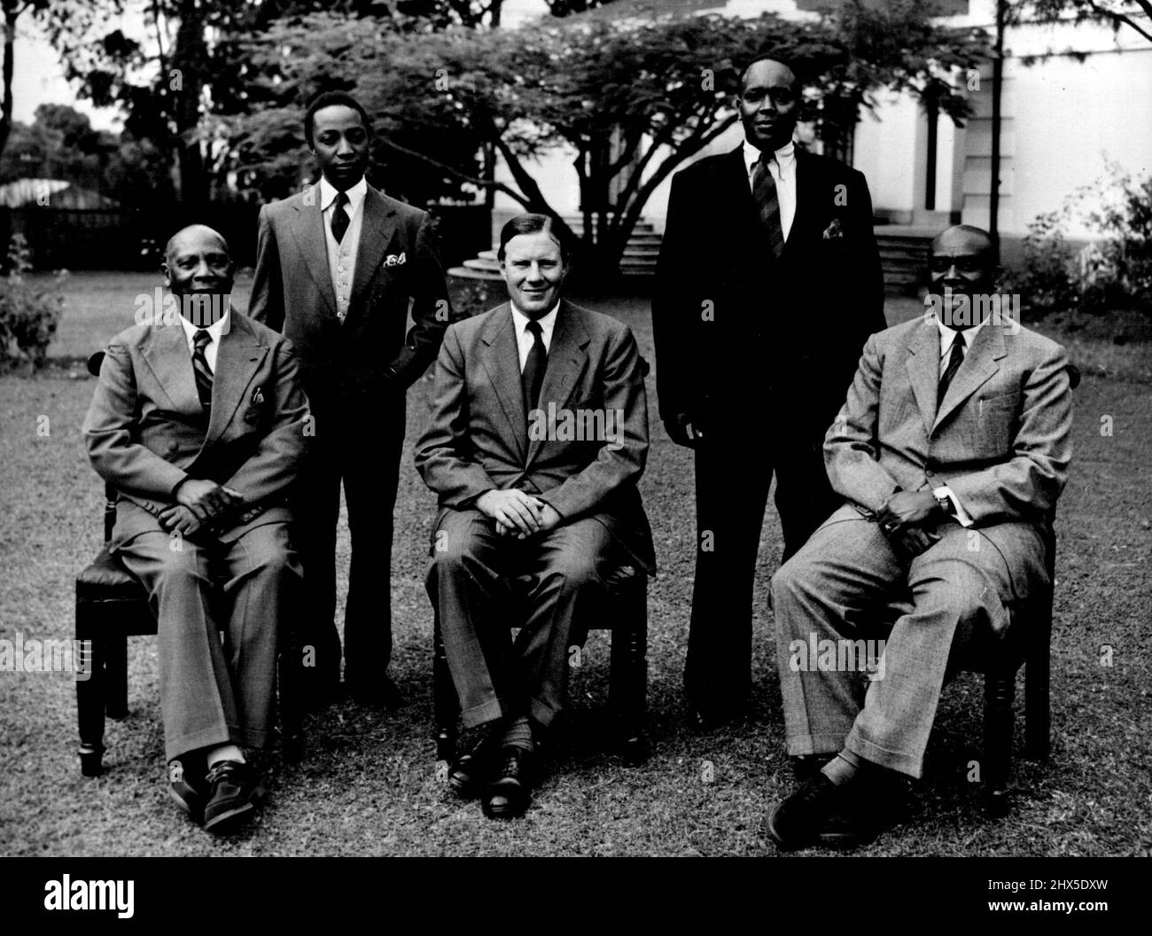 Vaenga fotosuratda mushukini korsatmoqda.