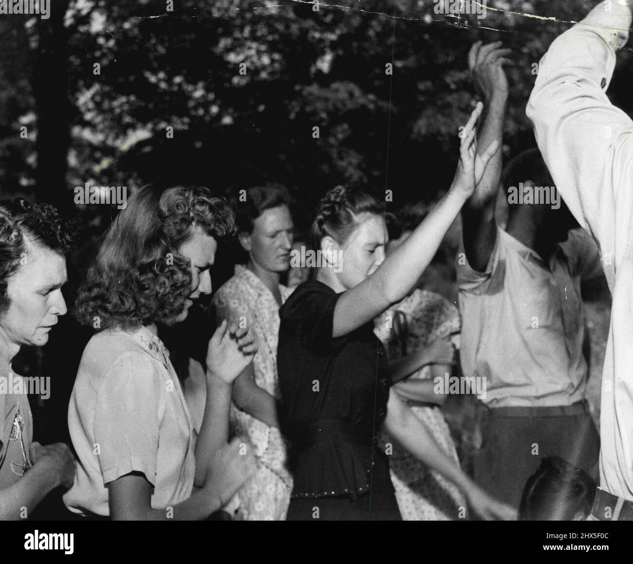 Us hill-billy sect of Holiness Faith-healers in Tennessee beginning to dance with hysteria. Cultists plunge their hands into flames to show their faith. Once this sect used to pass round deadly snakes until this was banned by law. November 18, 1952. Stock Photo