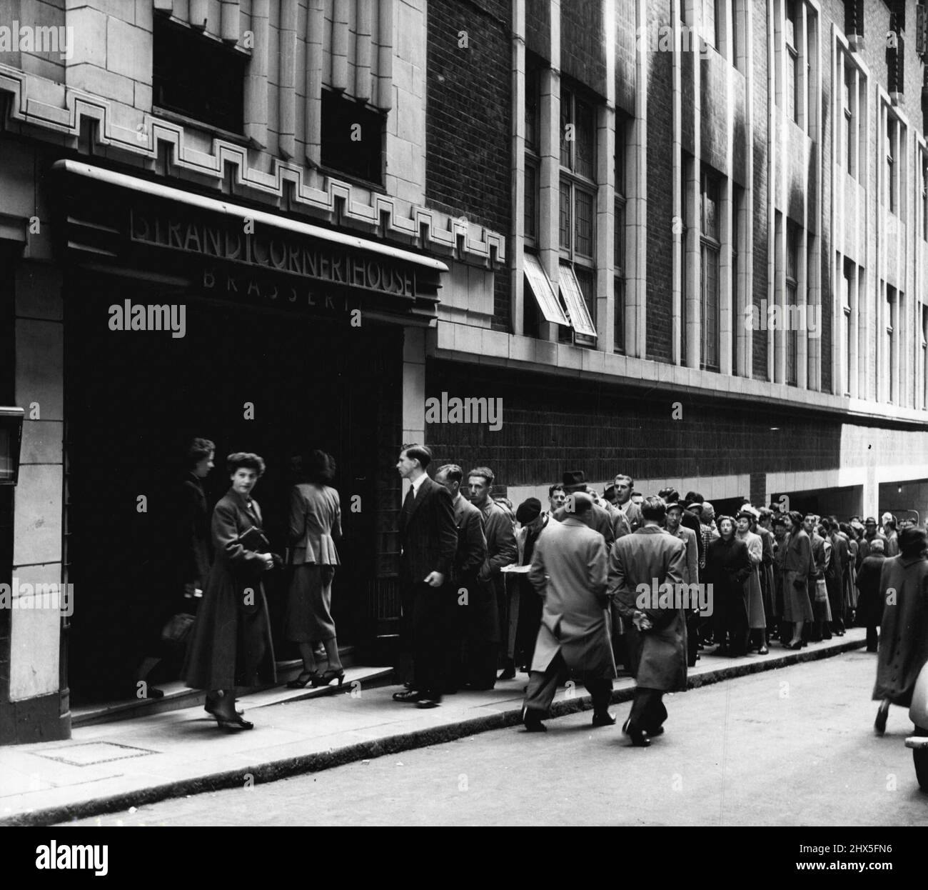 Lunch queues hi-res stock photography and images - Alamy