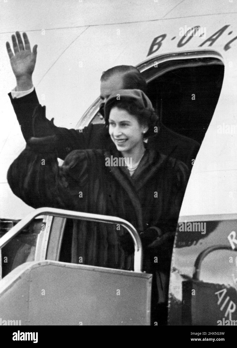 Royal Couple Leave On Commonwealth Tour *****. -- Princess Elizabeth and the Duke of Edinburgh wave goodbye from the steps of their plane at London Airport today. The King and Queen and Princess Margaret were at London Airport today to bid farewell to Princess Elizabeth and the Duke of Edinburgh who left by air for Nairobi, Kenya on the First stage of tour of Ceylon, Australia and New Zealand. January 31, 1952. (Photo by Fox Photos). Stock Photo