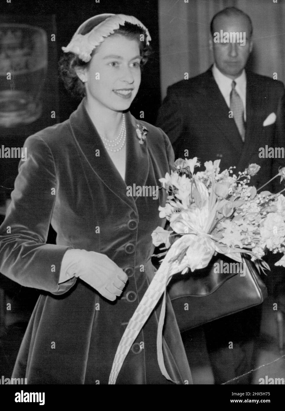 Queen At Steuben Glass Exhibition. Queen Elizabeth photographed during her private visit to the Steuben Glass Exhibition at Park Lane House, Park Lane, London, today November 1. Steuben Glass is made in Corning, New York. November 1, 1955. Stock Photo