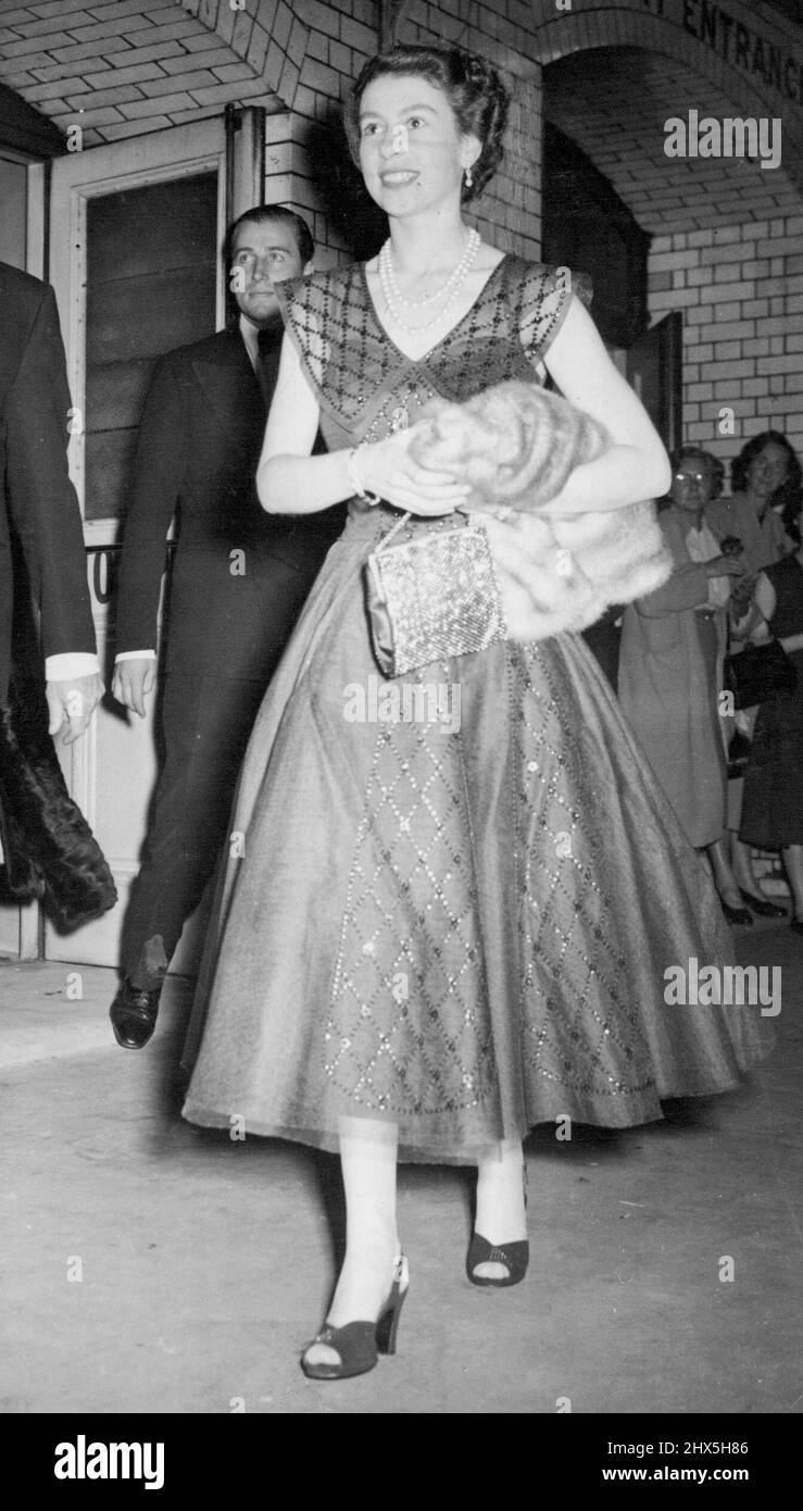 ***** Queen, leaving Wyndham's Theatre, London, after seeing 'The Boy Freind' this evening (Tuesday). Her Majesty watched the musical comedy, which is in the style of the 1920's, from a seat in row 'E' of the stalls. August 3, 1954. Stock Photo
