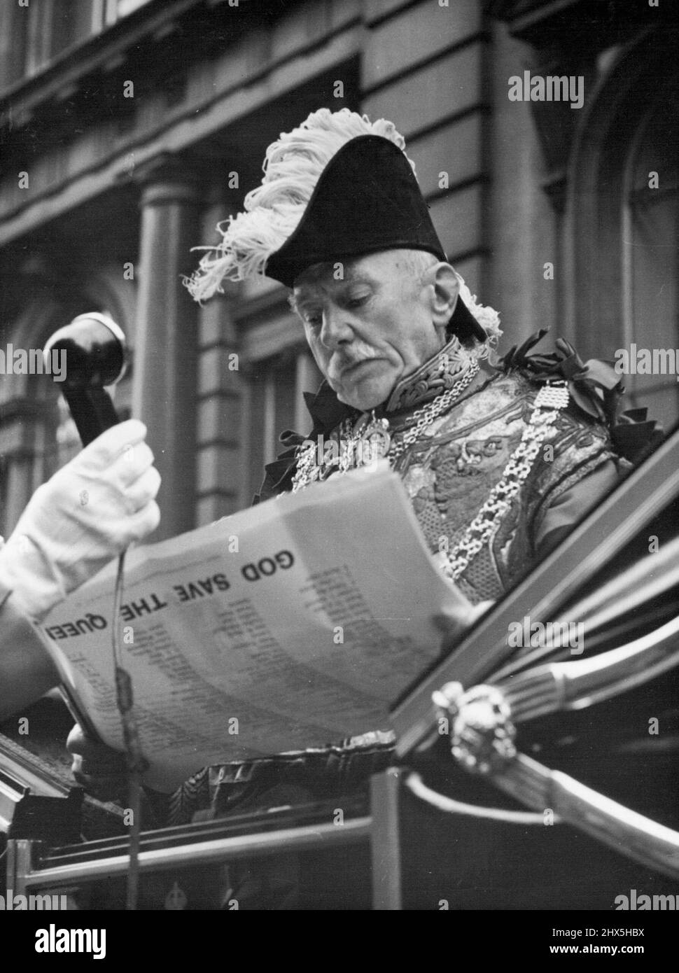 Chancery Lane Proclamathon Norroy and Ulster King of Arms Sir Gerald Wollaston reads the proclamation of the accession of Queen Elizabeth, in Fleet Street, at the foot of Chancery Lane this morning February 8. February 8, 1952. (Photo by Associated Press Photo). Stock Photo