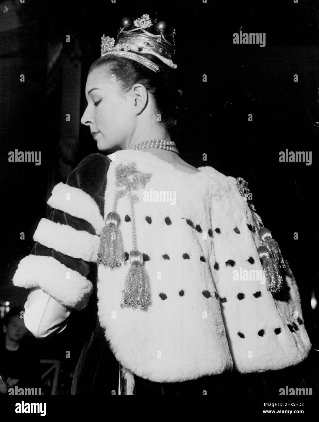 The ermine cloak with short tassels worn by a marchioness. October 24, 1952. (Photo by Daily Mirror). Stock Photo