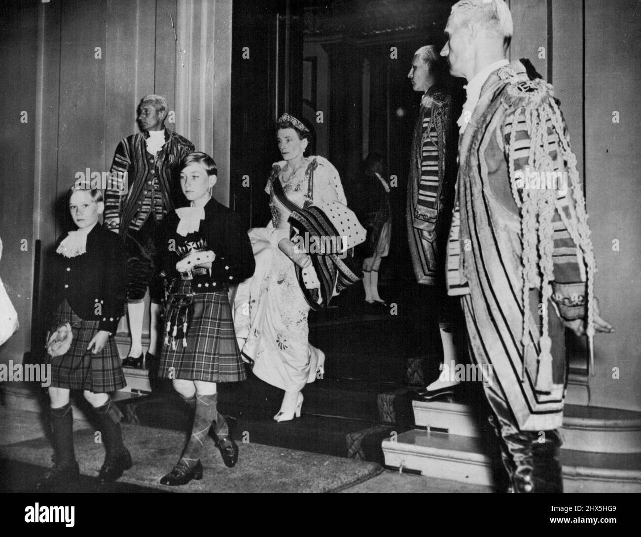 Queen elizabeth ii coronation robes hi-res stock photography and images ...