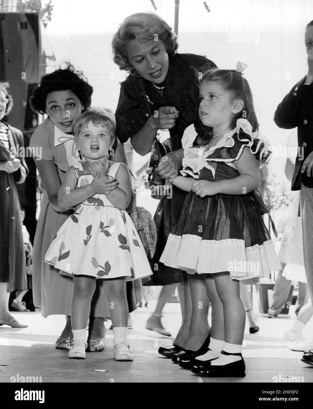 Mrs. James Mason, Pat Fand Mason, Dinah Shore, Melissa Montgomery. December 3, 1951. Stock Photo