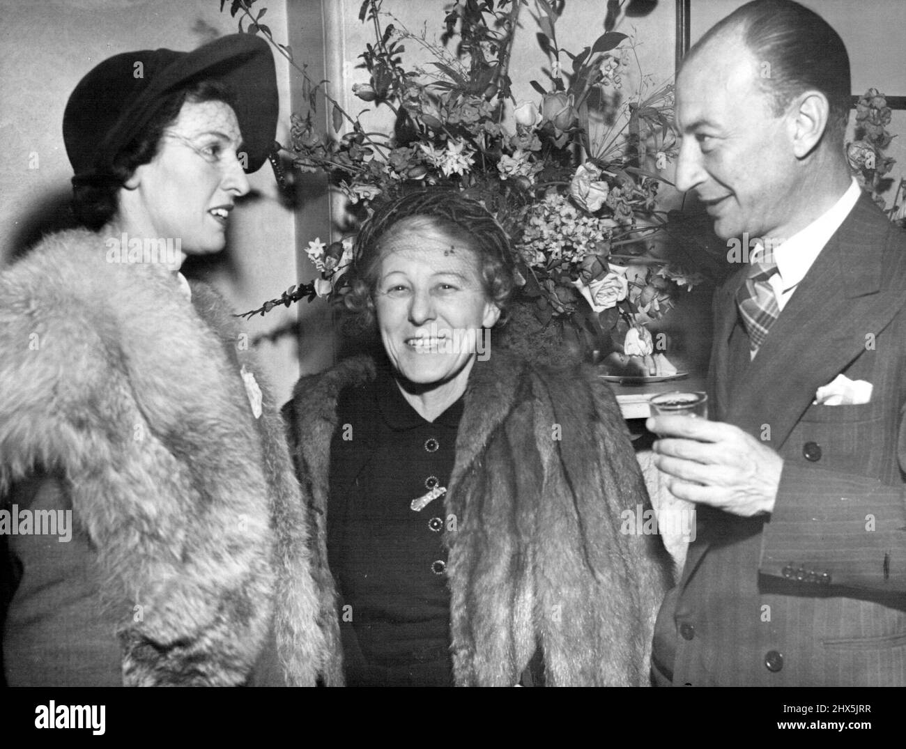 Mrs. Joseph Post, Mrs. Basil Kirke, and Mr. Post, associate conductor of the Sydney Symphony Orchestra, who has been conducting the National Opera in Sydney and Melbourne. July 4, 1952. Stock Photo
