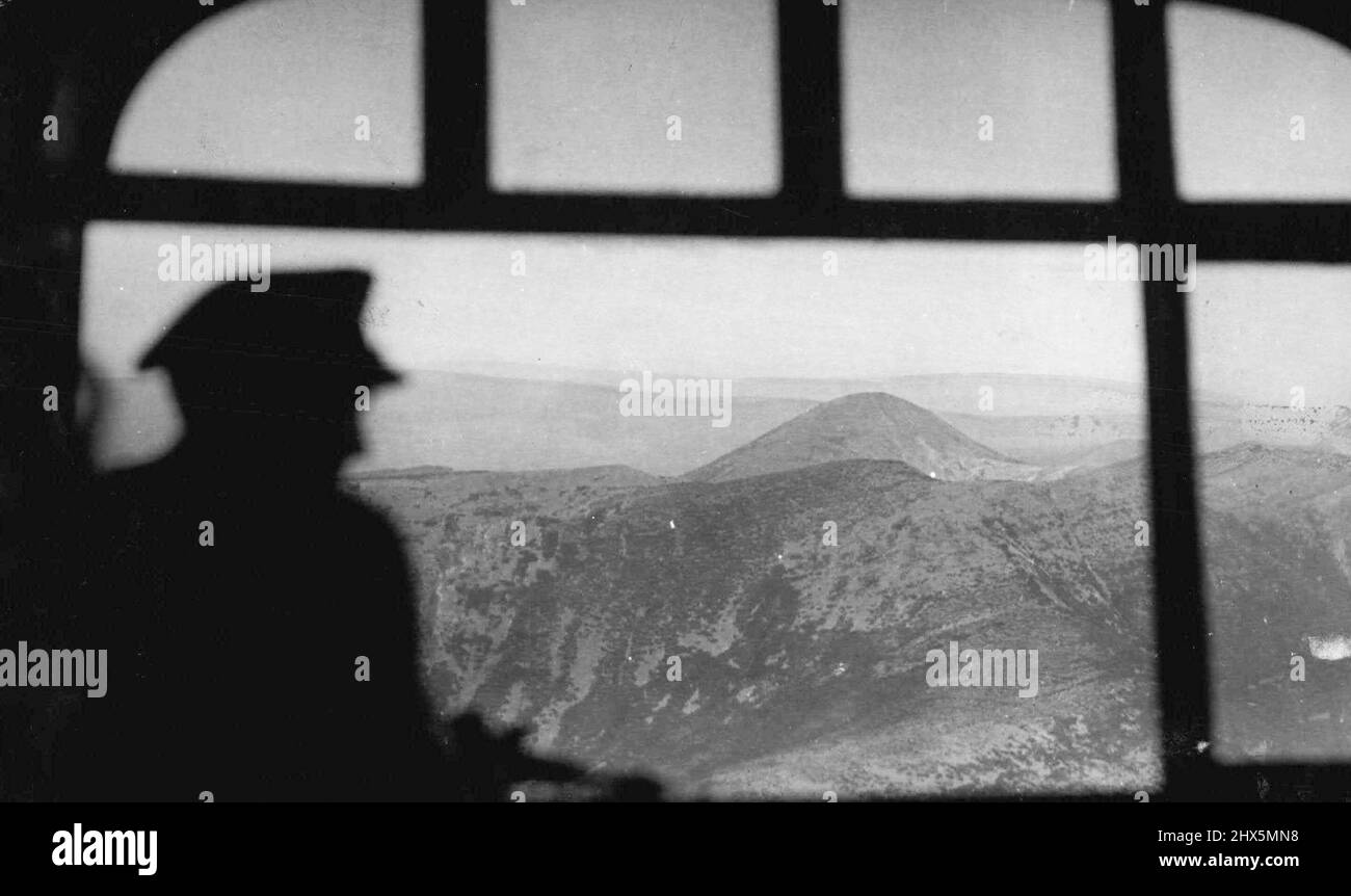 (Slug) Stanowoy Mountains of Siberia. Los Angeles ---- The great Stanowoy Mountains of Siberia, as seen from the control room of the mammoth Graf Zeppelin on her recent trip round-the-world. August 26, 1929. (Photo by Robert Hartman, MGM International Newsreel). Stock Photo