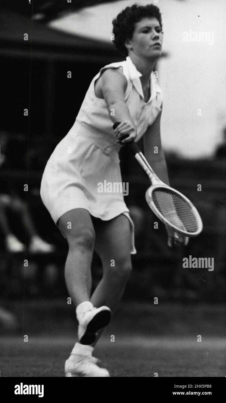 Miss Proctor who played Miss Jenkin in the county of Sunderland Tennis at Pratten Park. October 23, 1940. (Photo by Hood). Stock Photo