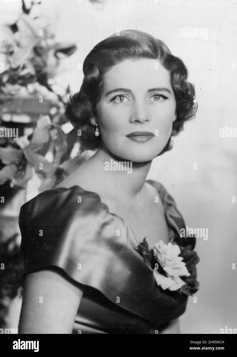 The Churchill Family: Mrs. Christopher Somaes - Wife of Captain Christopher Soames, Conservative Member of Parliament for Bedford; formerly Miss Mary Churchill, youngest daughter of Sir Winston and Lady Churchill. Married in 1947, they have two sons and two daughters. October 26, 1955. (Photo by Vivienne, Camera Press). Stock Photo