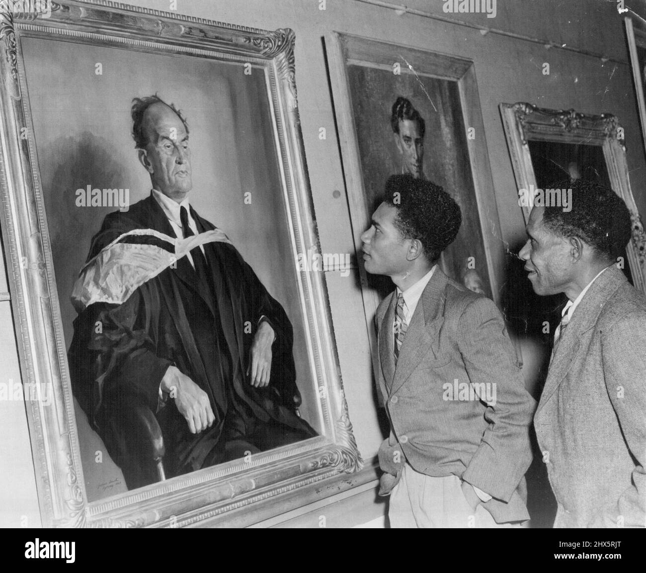 Penneli Anakapee inspect the Archibald prize entrants at the Aust Gallery ***** with the judies friendships about author ***** portrait burn thumbs down on Bill Dobell's portrait of Frank Clive - though both have met Dobell socially in Papua- and vote Joshua Smith's entry the best. March 01, 1950. Stock Photo
