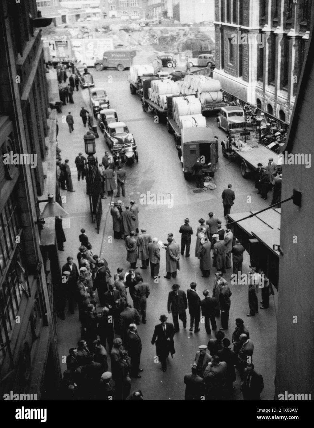 Here newspaper workers are seen waiting to clock on at the offices of the Daily Mirror to produce the first number of the paper since March 25th. After strike lasting nearly four weeks Britain's national newspapers resumed publication today (21-4-55). The Newspaper Proprietors' Association reached agreement on Tuesday night with Union after talks which lasted throughout the day. April 21, 1955. (Photo by Daily Mirror). ;Here newspaper workers are seen waiting to clock on at the offices of the Da Stock Photo